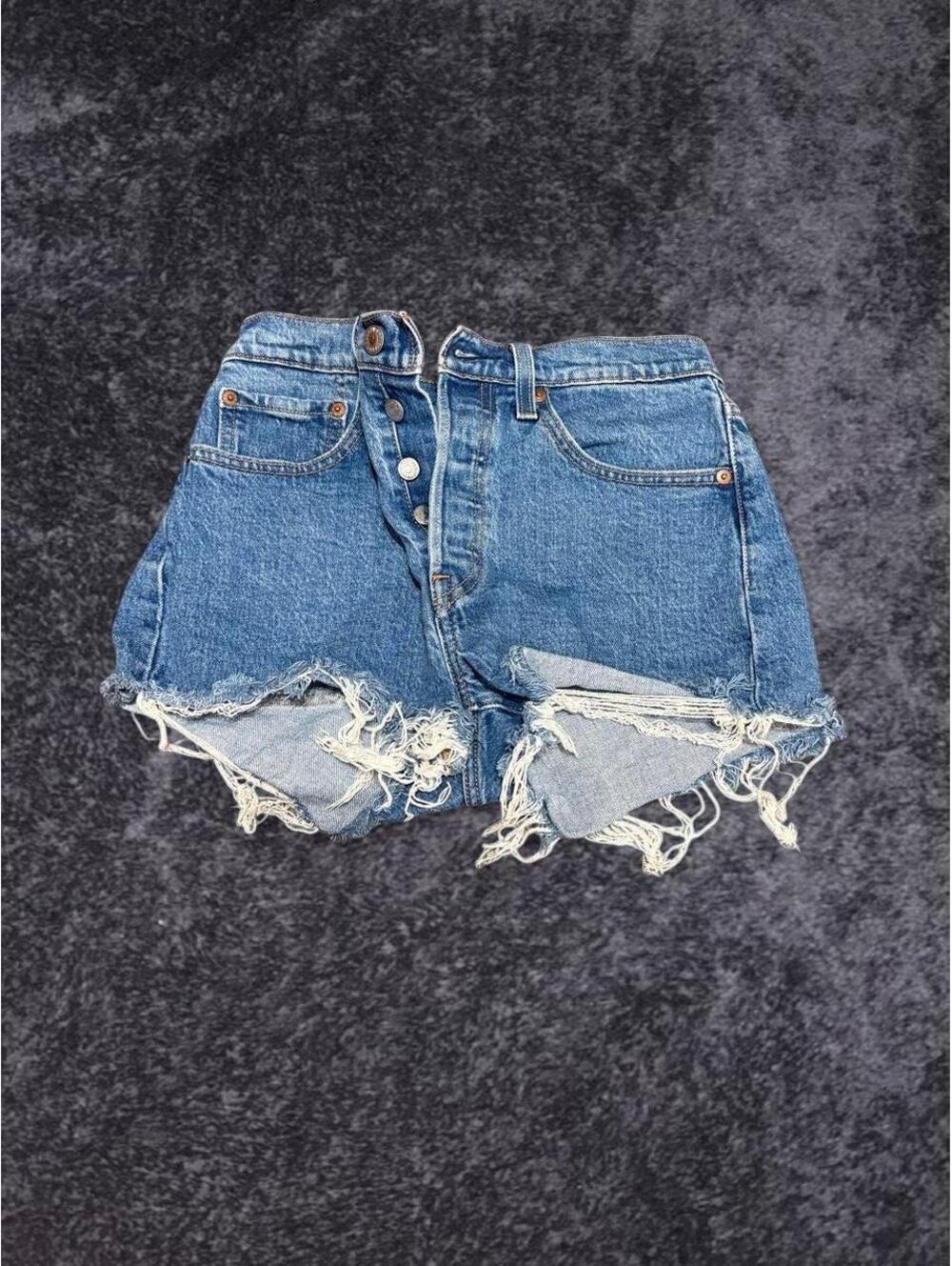 Levi’s 501 blue denim shorts 👖💙
